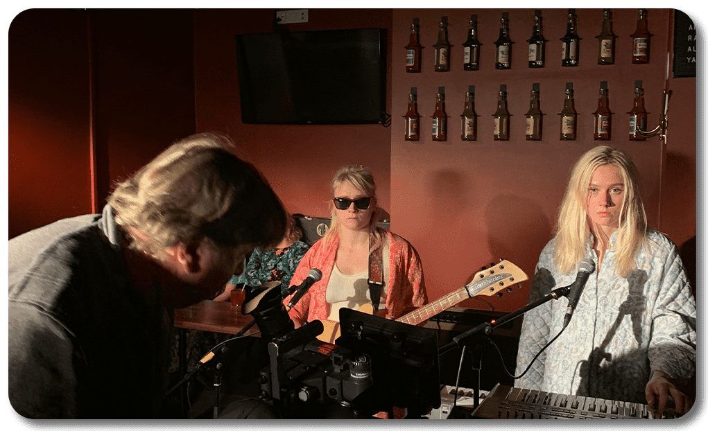 アンナ・カルヤライネン、カイサ・カルヤライネン（マウステテュトット）